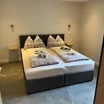 Haus Wolfsbach Апартаменты *